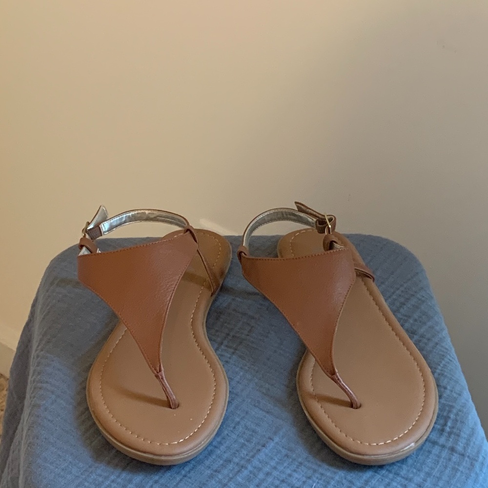 Flat sandals so 8